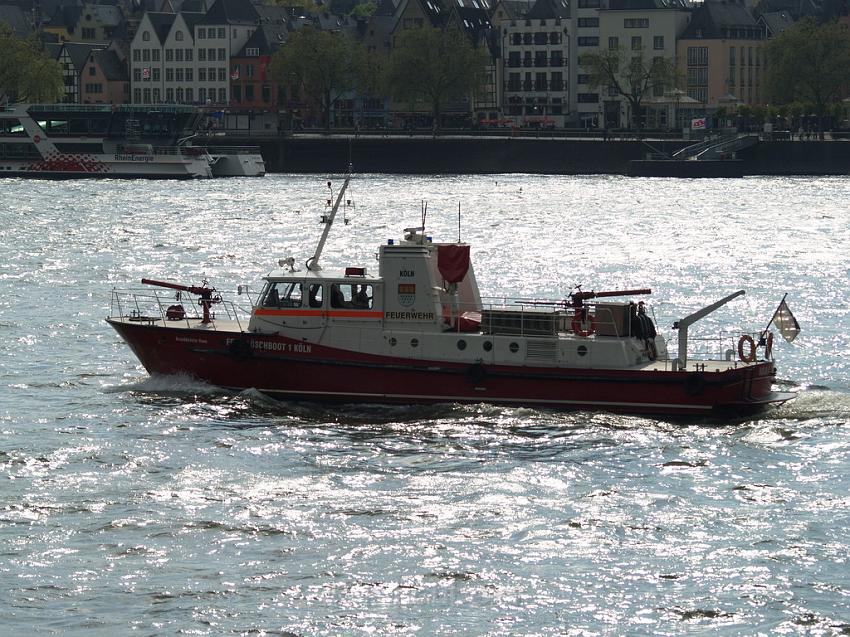 Uebungsfahrt Loeschboot und Ursula P54.JPG